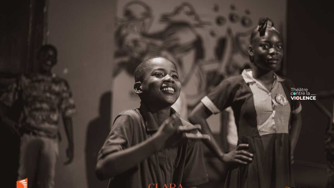 Dans les camps, des enfants transforment la violence en scène