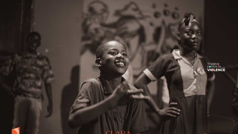 Dans les camps, des enfants transforment la violence en scène